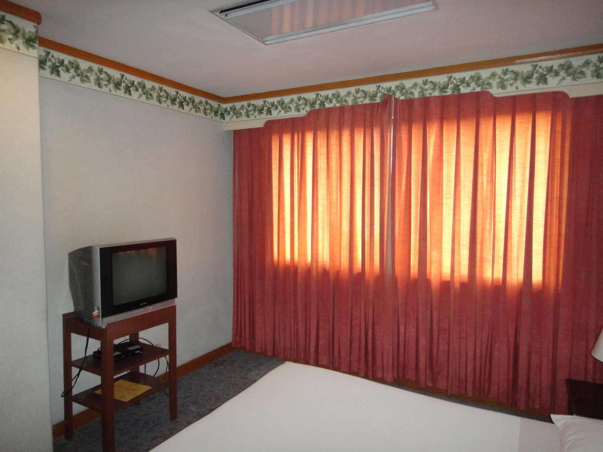 Holiday Plaza Hotel Cebu Εξωτερικό φωτογραφία