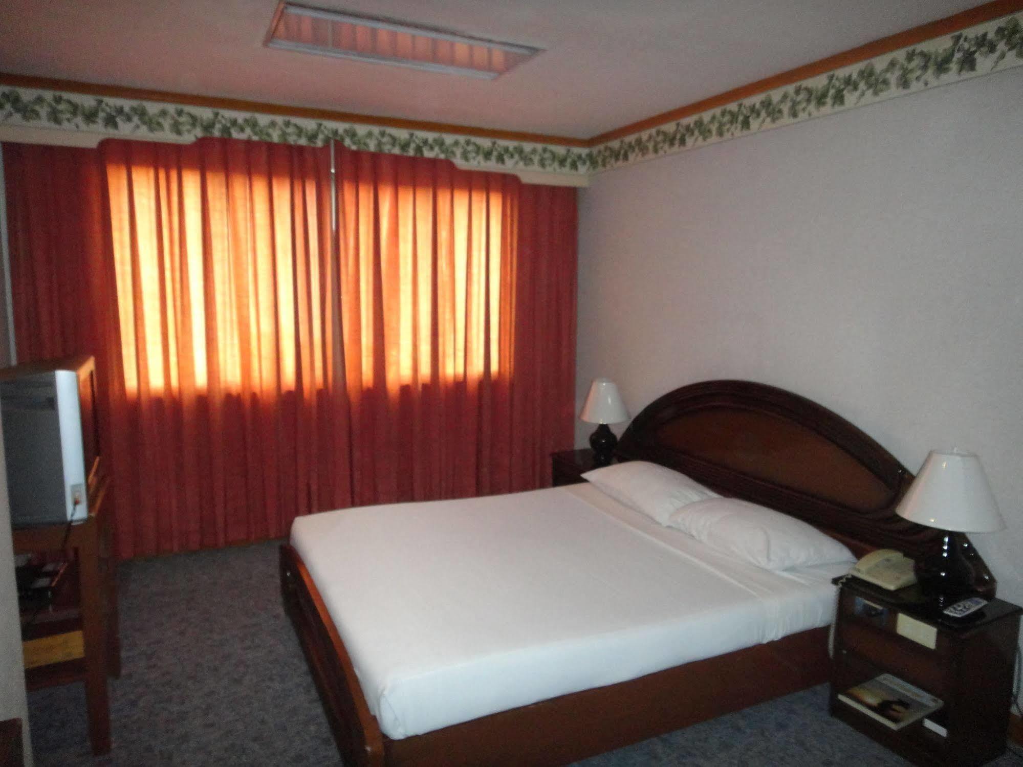 Holiday Plaza Hotel Cebu Εξωτερικό φωτογραφία