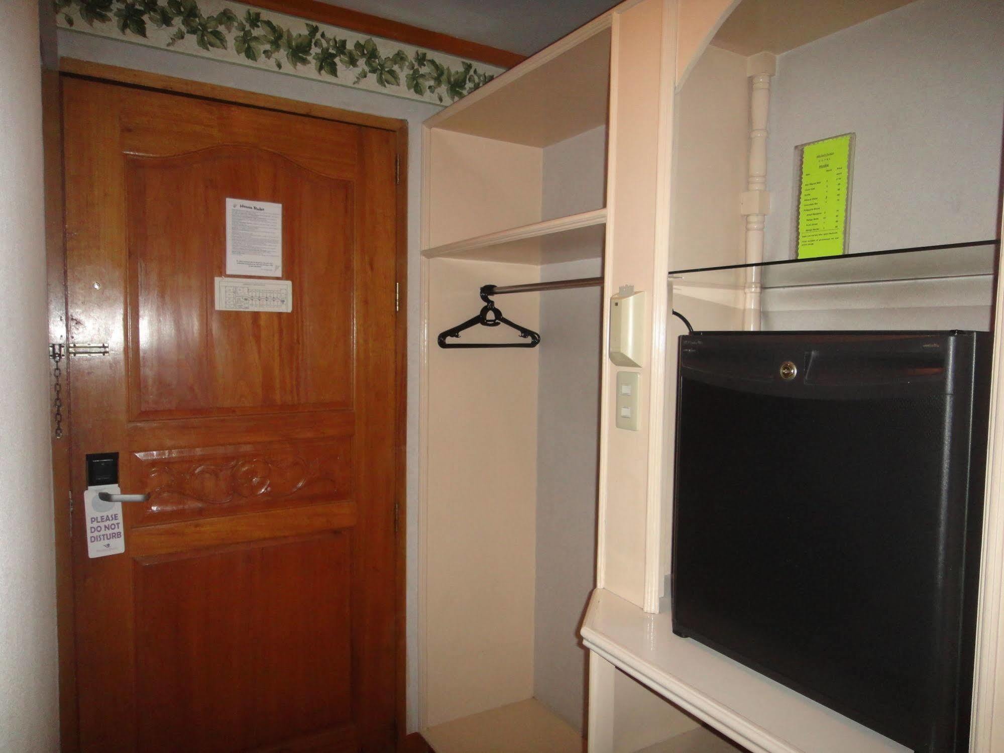Holiday Plaza Hotel Cebu Εξωτερικό φωτογραφία