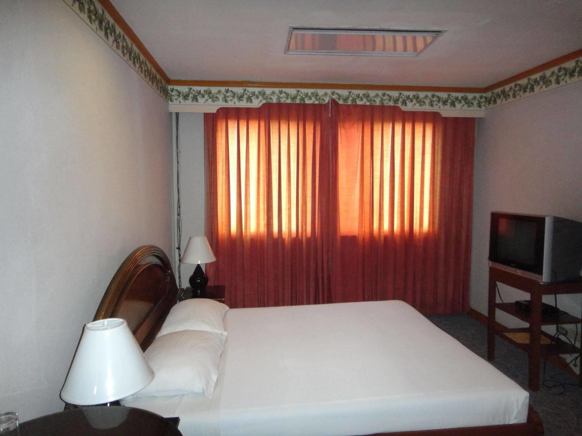 Holiday Plaza Hotel Cebu Εξωτερικό φωτογραφία